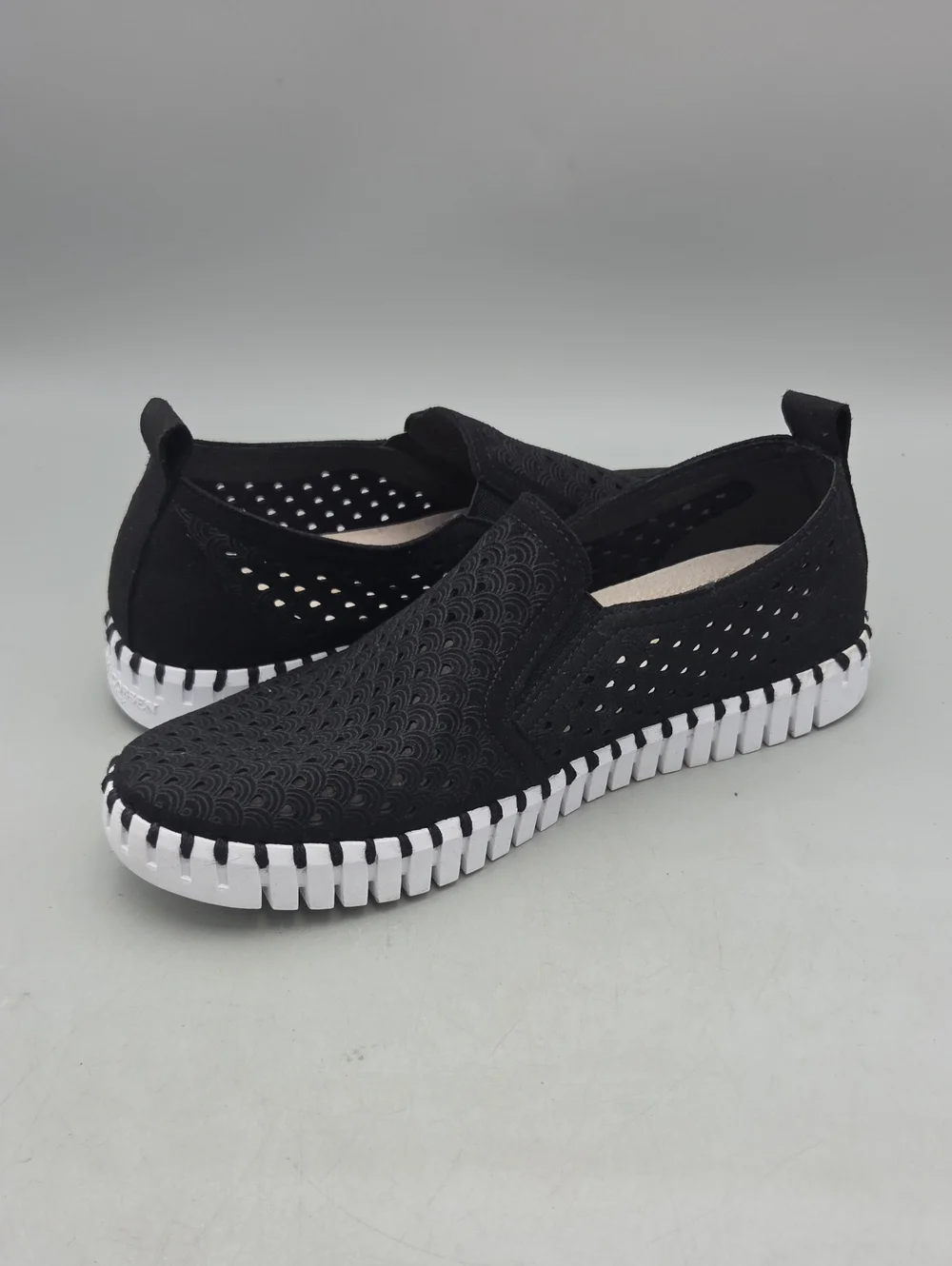 Isle Jacobson black shoes Women 38 US 7.5 8 Slip On